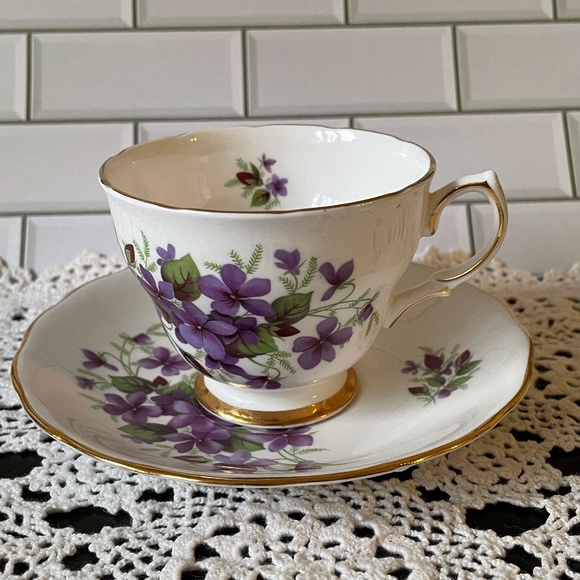 Purple Violets Colclough brand Tea Cup and Saucer Bone China / G665 / pattern # - Picture 1 of 10